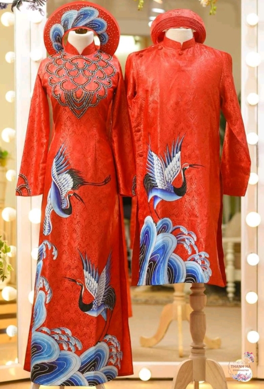 Áo dài cặp vẽ chim hạc