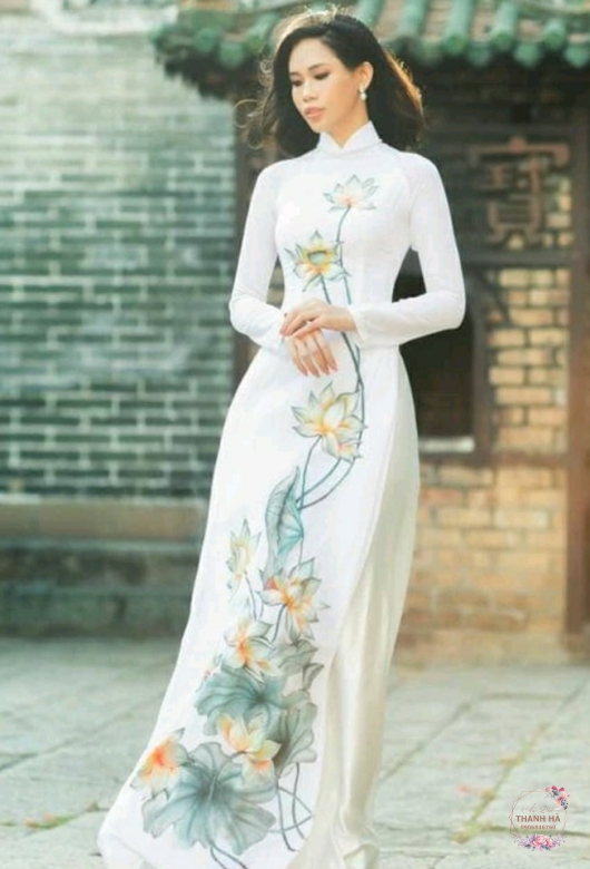 Áo dài trắng vẽ hoa sen