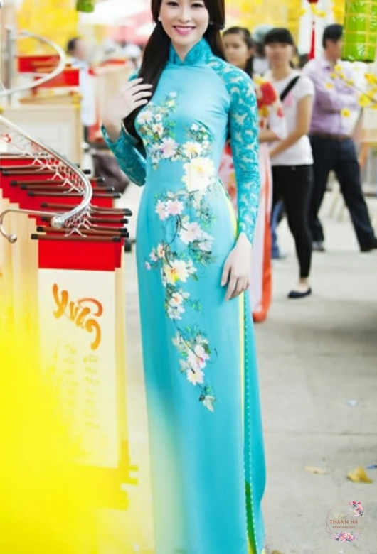 Áo dài trắng vẽ hoa sen