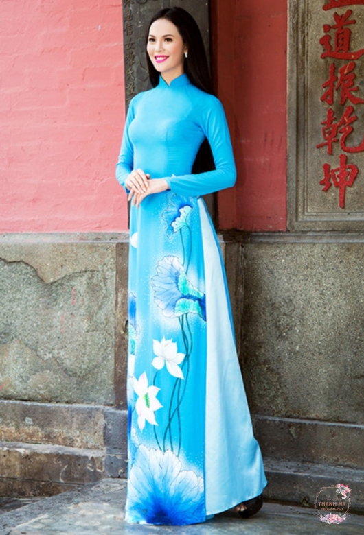 Áo dài trắng vẽ hoa sen